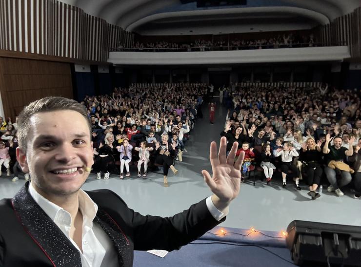 madjionicar strahinja predstava magicna komedija